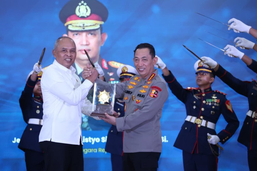 Kapolri Terima Adhi Bhakti Senapati, Siber Jadi Prioritas